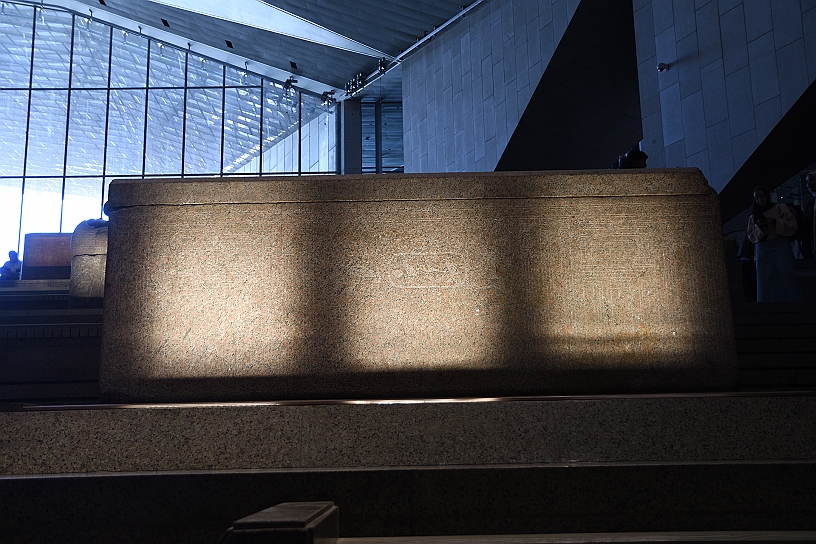 25 MAK_7066.jpg - Alcuni esempi di sarcofagi: Il sarcofago in quarzite a bordi squadrati originariamente realizzato per la regina Hatshepsut, fu successivamente destinato alla sepoltura di suo padre faraone Thutmose I risalente a circa il 1506–1493 a.C.